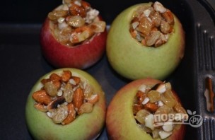 Фаршированные яблоки с медом - фото шаг 4