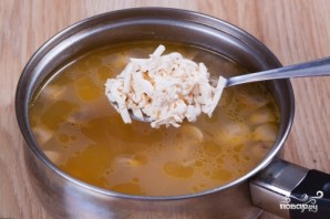 Суп из плавленых сырков с грибами и курицей - фото шаг 7