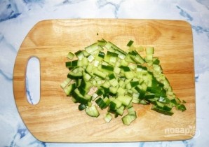 Крабовый салат с огурцом - фото шаг 4