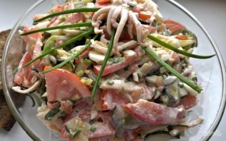 Салат с кальмарами и солеными огурцами - фото шаг 5