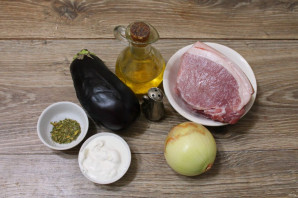 Мясо с баклажанами в горшочках в духовке - фото шаг 1