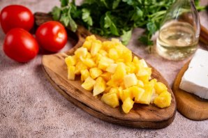 Салат с сыром, ананасом и помидорами - фото шаг 2