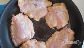 Куриные бедра в луково-сырном соусе - фото шаг 3