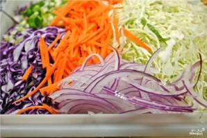 Овощной салат с тыквенными семечками - фото шаг 2