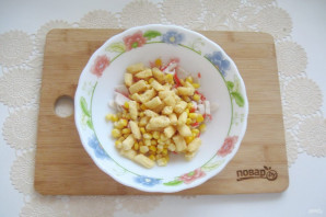 Салат с крабовыми палочками, кукурузой и кириешками - фото шаг 4