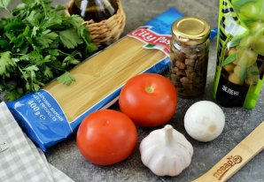 Спагетти с томатным соусом, оливками и каперсами - фото шаг 1