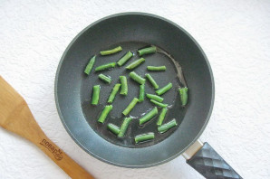 Яичница с брокколи и стручковой фасолью - фото шаг 2