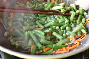 Стир-фрай из вешенок с морковью и овощами - фото шаг 9