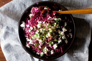 Салат с красной капустой, финиками и фетой - фото шаг 4