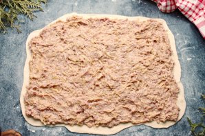 Дрожжевой пирог "Улитка" с мясным фаршем и картофелем - фото шаг 8