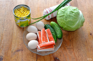 Крабовый салат с капустой и огурцом - фото шаг 1