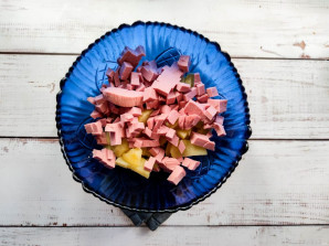 Салат с грецкими орехами и колбасой - фото шаг 3