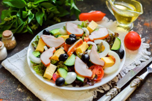 Греческий салат с копченой курицей - фото шаг 8