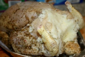 Курица, фаршированная картошкой в духовке - фото шаг 3