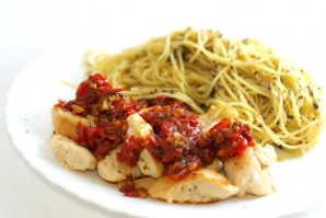 Спагетти с курицей и помидорами - фото шаг 7
