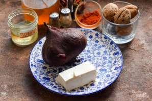 Салат из маринованной свеклы с сыром фета и грецкими орехами - фото шаг 1