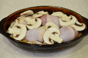Куриные голени с грибами и картошкой в духовке - фото шаг 6