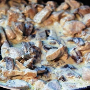 Курица с грибами в сливочном соусе - фото шаг 5