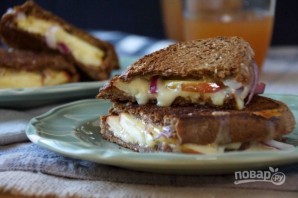 Сэндвич с сыром, яблоком и луком - фото шаг 4