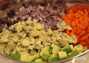 Овощной салат с сыром и орехами - фото шаг 5
