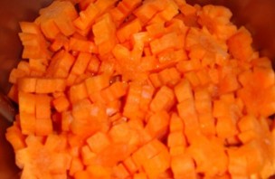 Морковь, тушеная с луком - фото шаг 3