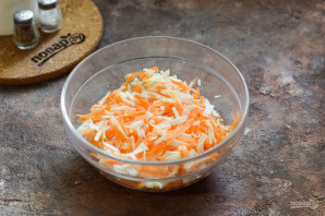 Салат из маринованной капусты с морковью - фото шаг 6