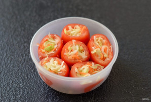 Малосольные помидоры фаршированные капустой - фото шаг 4