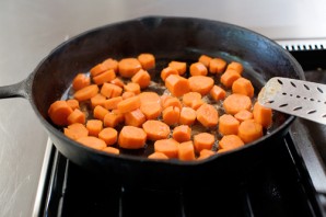 Молодая морковь, жаренная в карамели - фото шаг 4