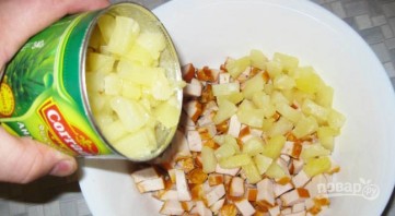 Салат из ананасов и копченой курицы - фото шаг 2