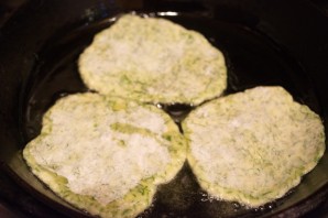 Лепешки с зеленью на сковороде - фото шаг 8