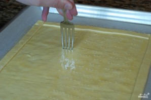 Пирог из слоеного теста с помидорами и базиликом - фото шаг 7