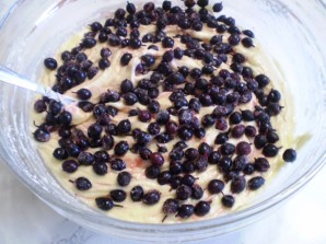 Бисквитный пирог с ягодами - фото шаг 5