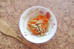 Салат с морковью и кириешками - фото шаг 5