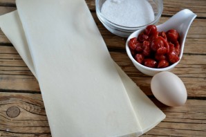 Пирог с ягодами из слоеного бездрожжевого теста - фото шаг 1