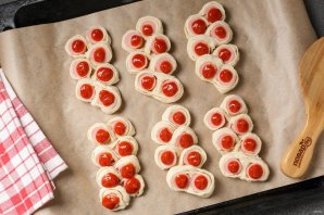 Сосиски в тесте "По-новому" с кетчупом и сыром - фото шаг 8