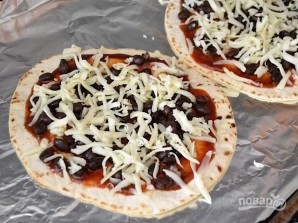 Мини-пицца из тортильи - фото шаг 4