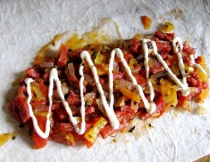 Лаваш с колбасой и помидорами - фото шаг 8