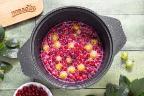 Варенье из крыжовника и красной смородины - фото шаг 7