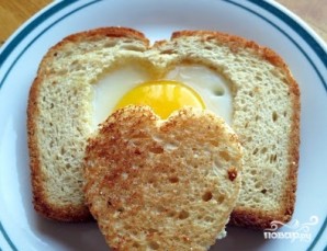 Яичница в хлебе "Сердечко" - фото шаг 2