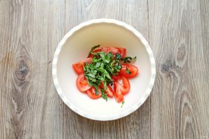 Салат из помидоров с базиликом и медом - фото шаг 3