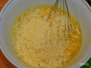 Сырный омлет с сухариками - фото шаг 3