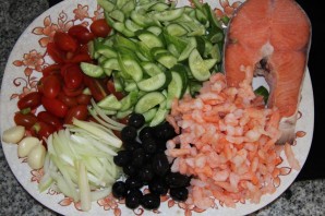 Салат с красной рыбой и креветками - фото шаг 1