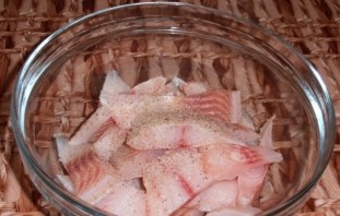 Тушеная рыба в сметанном соусе - фото шаг 1