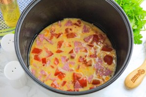 Омлет с колбасой и помидорами в мультиварке - фото шаг 5