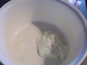 Шарлотка на йогурте с яблоками - фото шаг 1