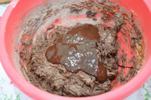 Насыщенные шоколадные капкейки с джемом - фото шаг 4