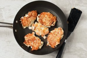 Рубленые куриные котлеты с сыром