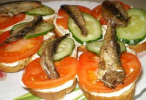 Бутерброды с консервированной рыбой - фото шаг 6