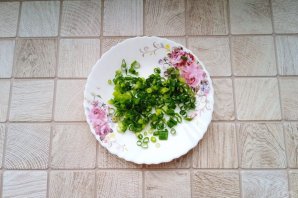 Слоёный салат с ананасами, курицей и жареными грибами - фото шаг 6