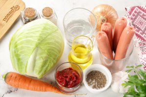 Тушеная капуста с сосисками - фото шаг 1